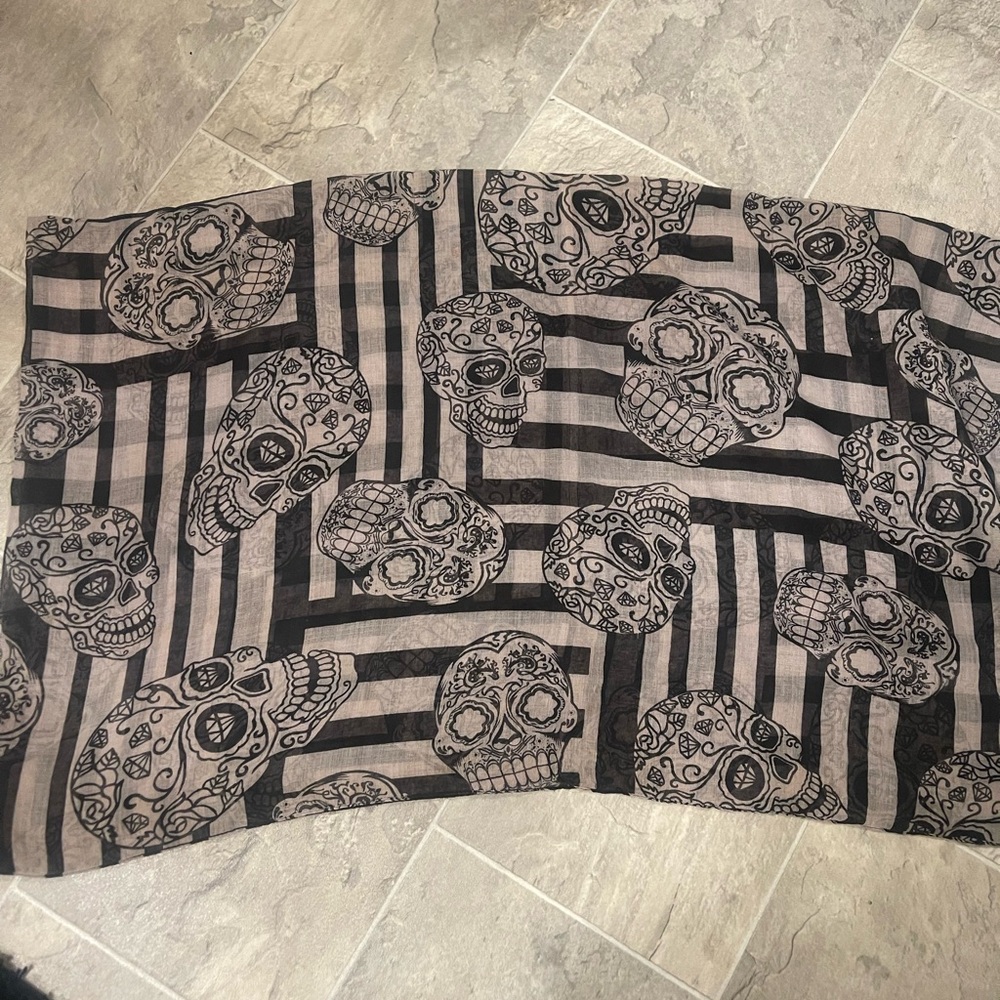 Skull Patterned Scarf - Picture 2 of 3